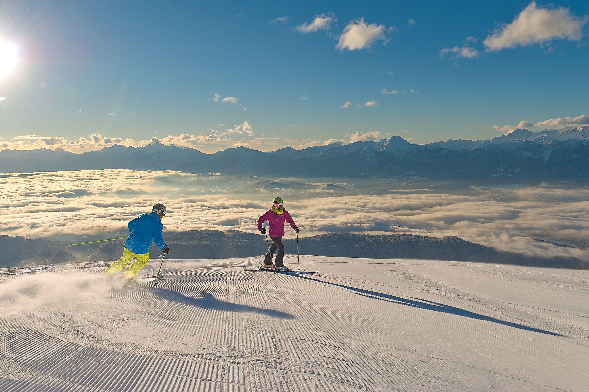 skialpin_gerlitzen_alpe-web_(f)_Fanz-Gerdl_(c)_Kaernten Ein Mensch tippt am Handy etwas ein.